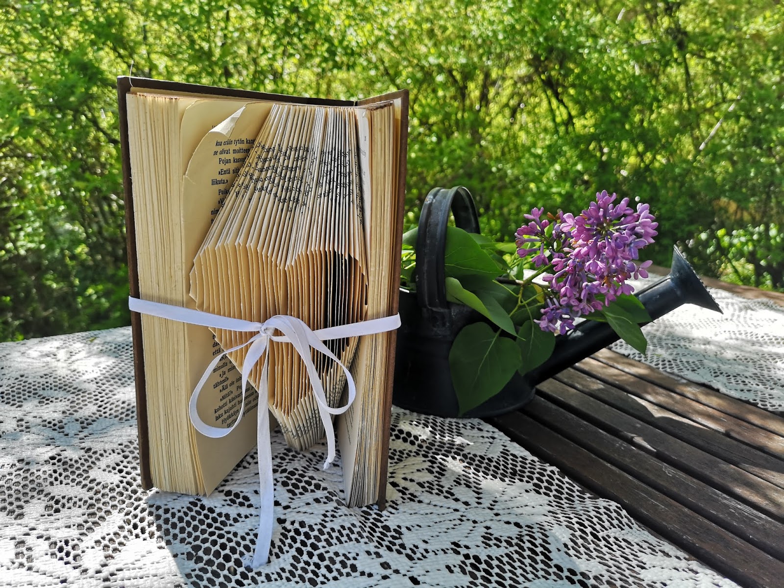 Kotona Ja Kaupungilla Ystavanpaivaskartelu Kirjasta Taiteltu Sydan