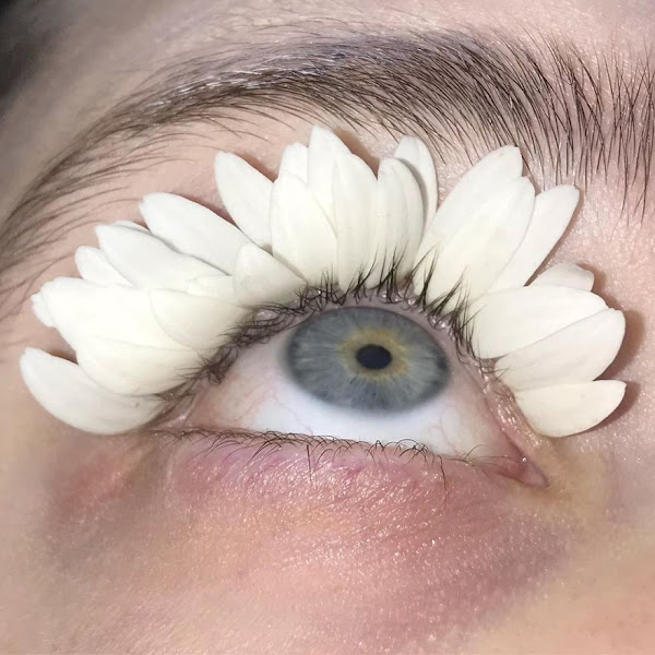 فنانة روسية تصنع أشكال ماكياج فريدة باستخدام الخضروات والفواكه والنباتات