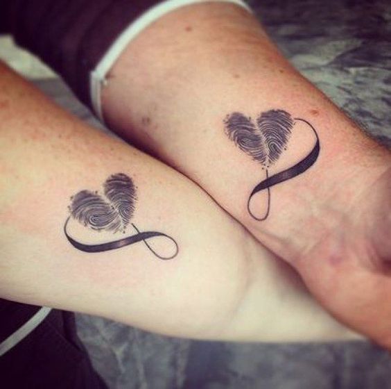 Tatuaje de pareja con corazón y huella