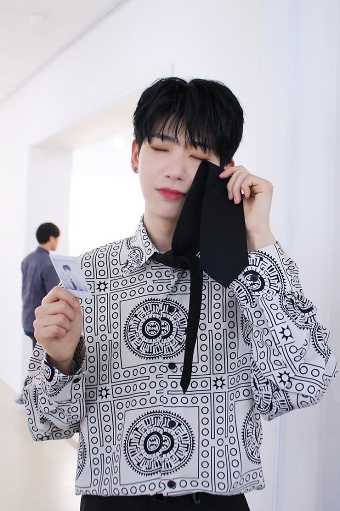 셀카만 찍으면 댕댕이가 따로없는 남돌 | 인스티즈