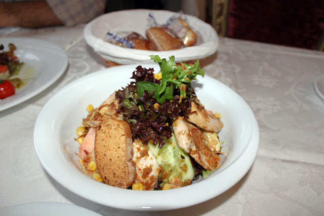 Emirgan Korusu Sarı Köşk Roka ve bademli tavuklu salata