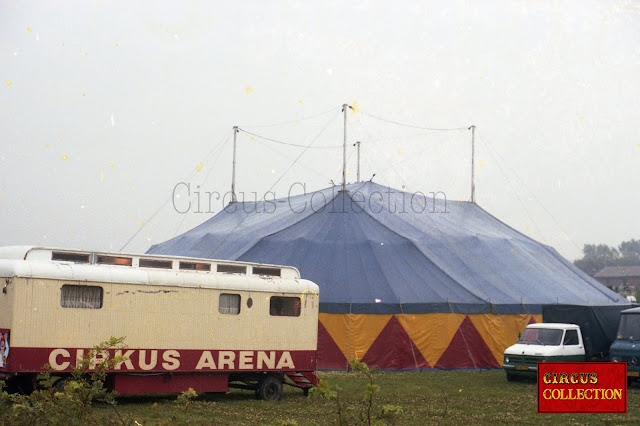 roulotte d'habitation devant le chapiteau du Cirkus Arena 1979