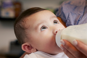 دراسة: الحليب الاصطناعي المعزز لن يزيد ذكاء طفلك!