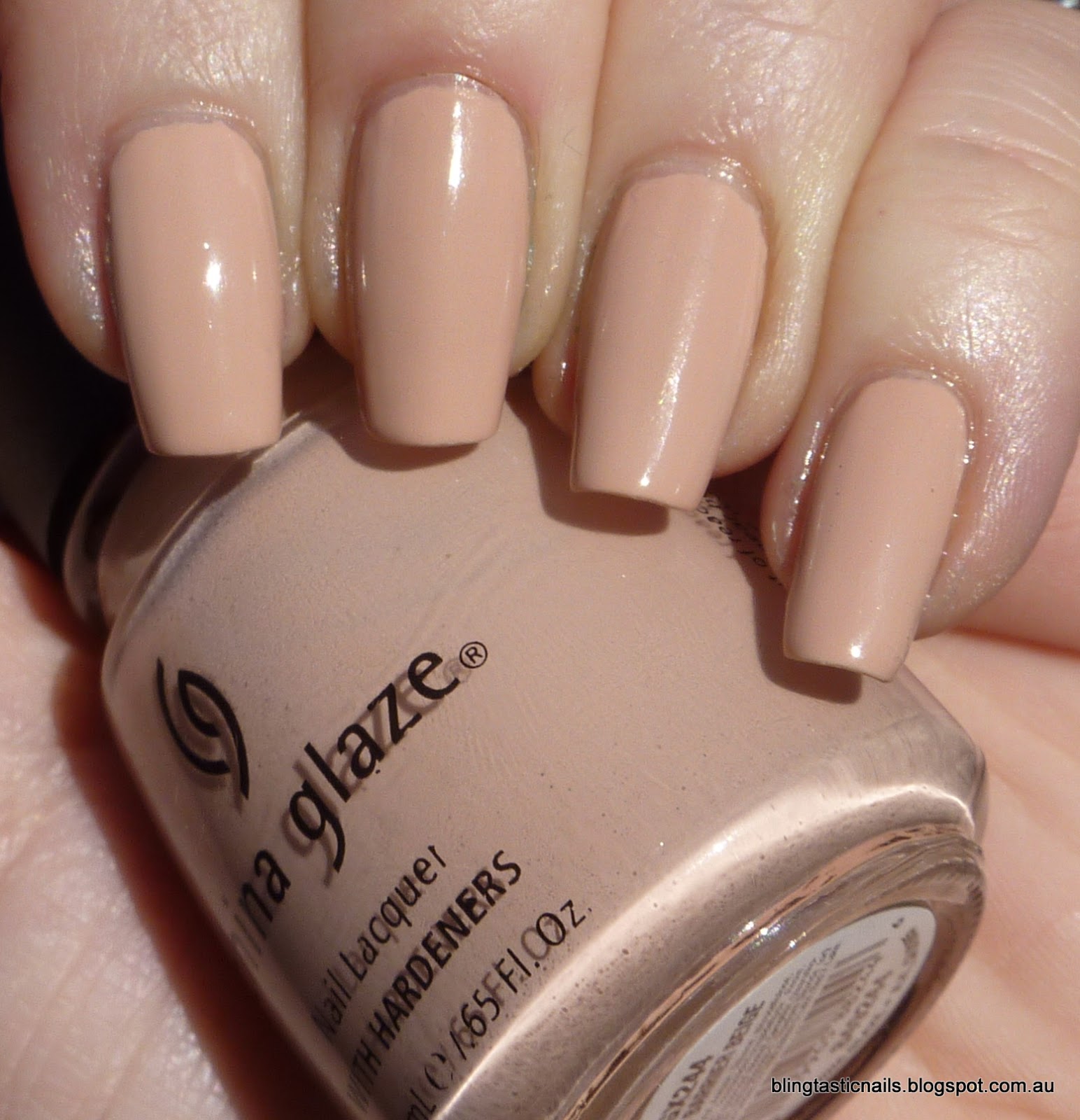 беж лак. бежевый маникюр. ногти телесного цвета. Essie лак для ногтей 2021. лак essie 57.