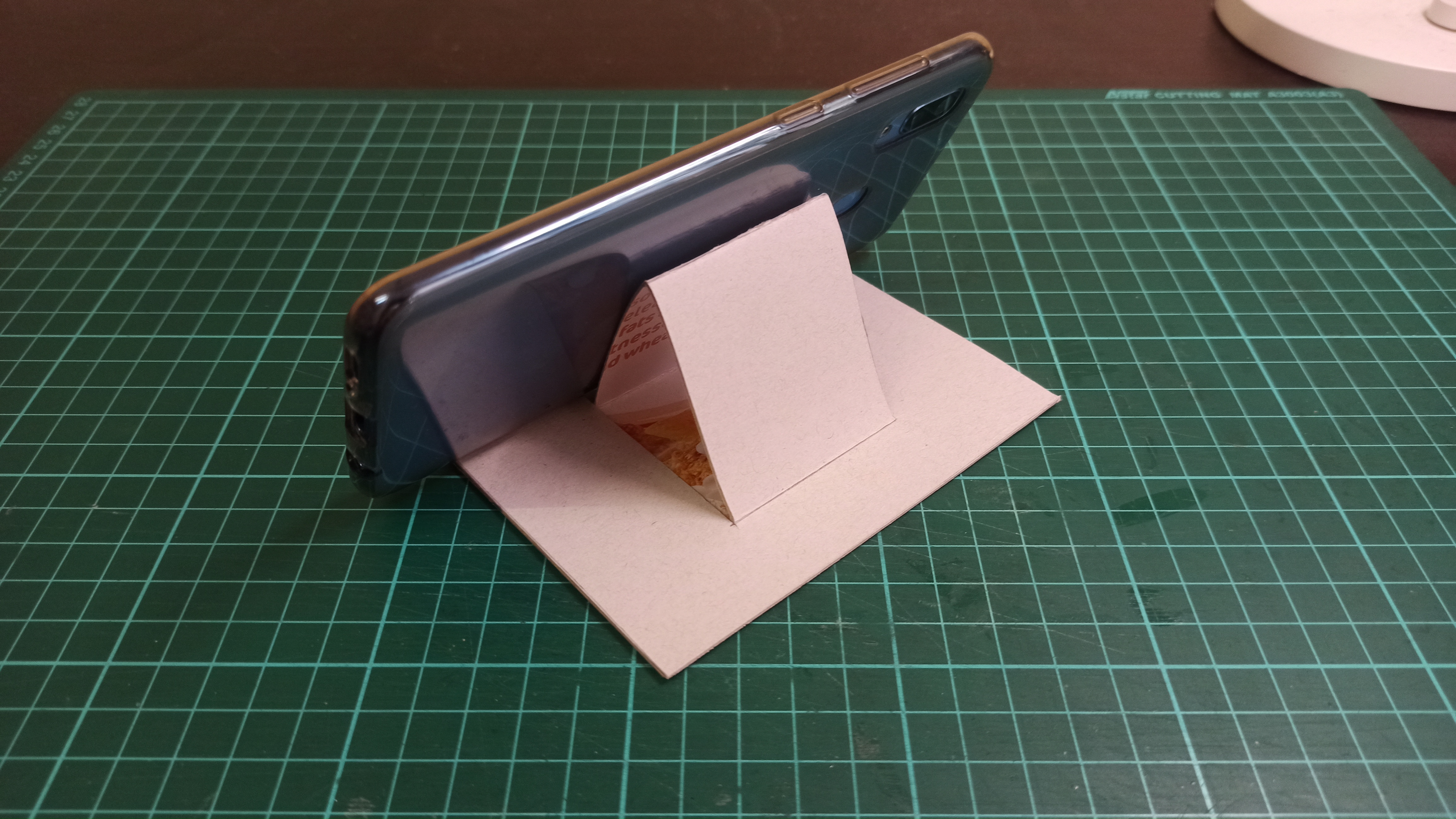 Yoshiny's Design Foldable Mobile Phone Stand DIY with Cardboard box