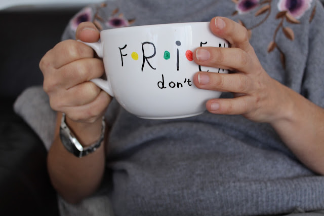 taza personalizada Stranger things Friends don´t lie