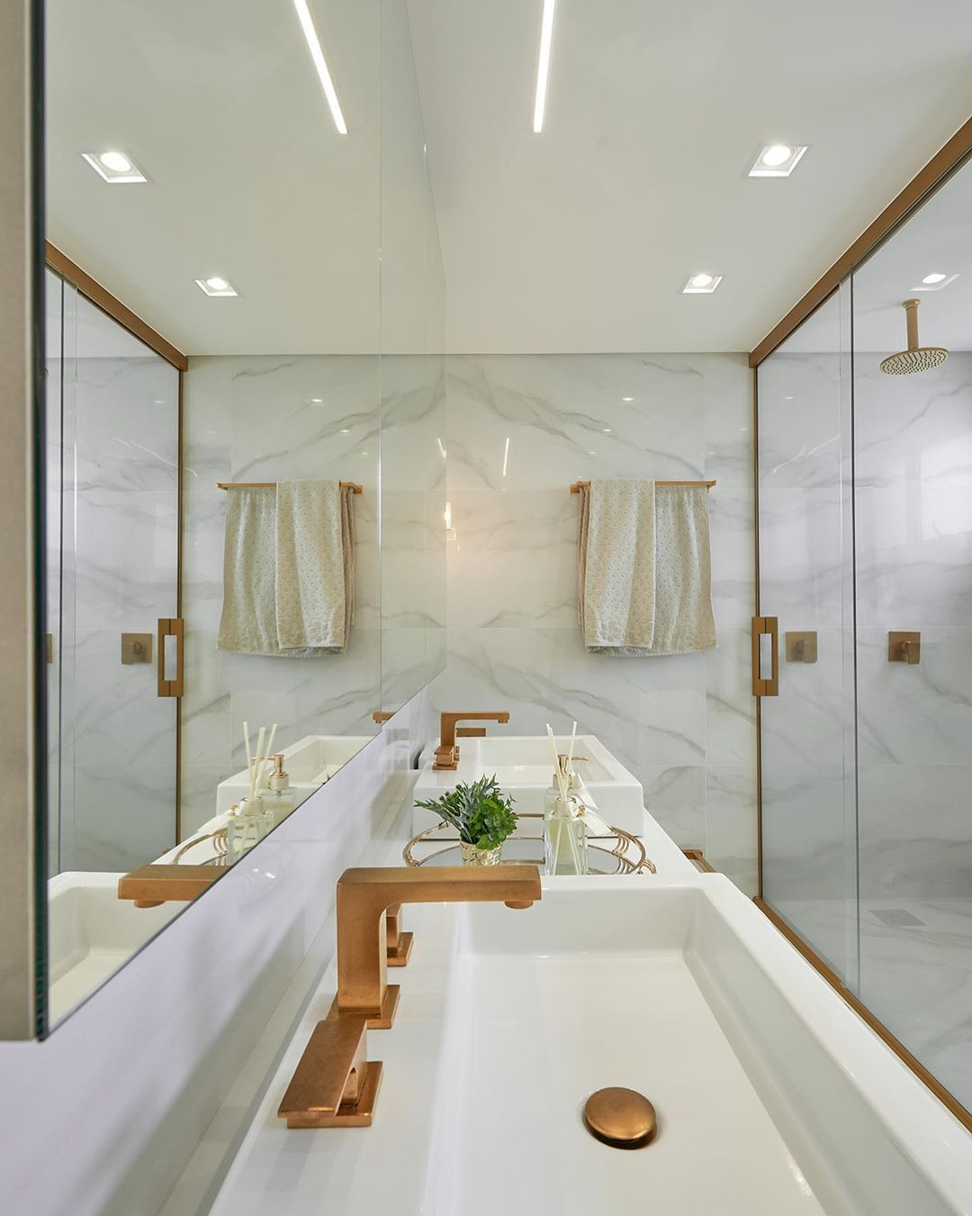 Banheiro Com Banheira Branco E Com Metais Dourados Decor Salteado