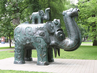 ABD'nin Portland şehrinde Shang Hanedanı dönemine ait bir fili tasvir eden bronz sürahi kopyası heykel.
