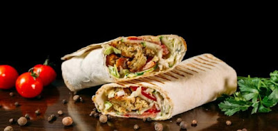 Домашняя шаурма с помидорами, курицей, капустно-огуречным салатом и острым соусом Домашняя шаурма с помидорами, курицей