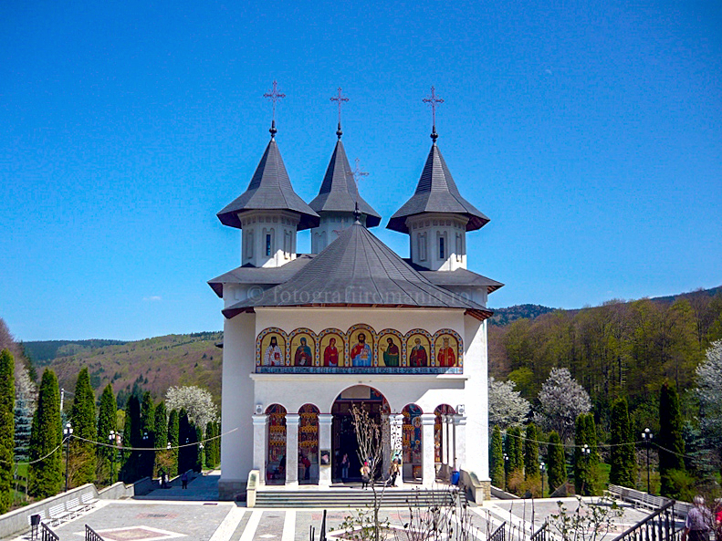 Manastirea Sihastria, primavara