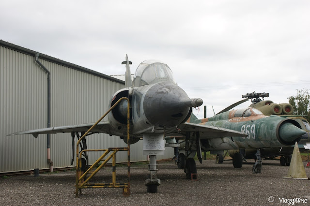 Alcuni dei veicoli esposti nell'area esterna dell'Abri di Hatten