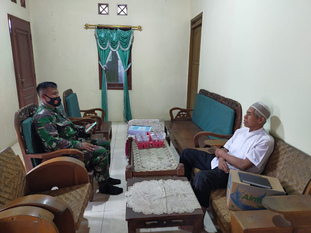 Jalin Silaturahmi Babinsa Keden Datangi Tokoh Masyarakat Jalin Silaturahmi Babinsa Keden Datangi Tokoh Masyarakat