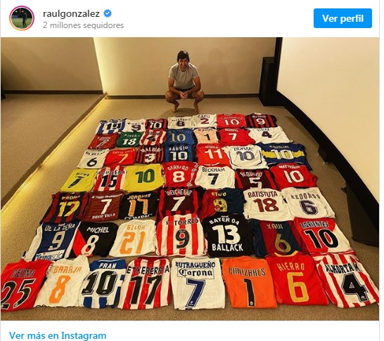 Raúl González guarda una camiseta del Málaga entre su amplía colección