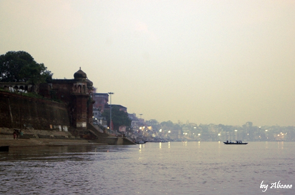 In-Varanasi-la-rasarit