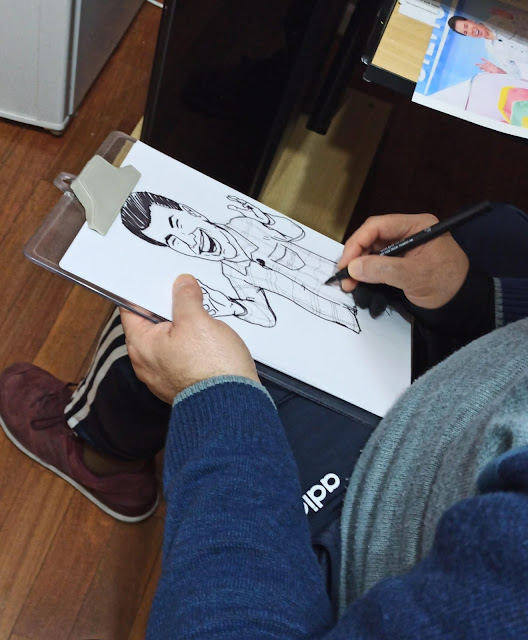 Marcelo desenha o Silvio Santos de pijama em aproximadamente 3 minutos