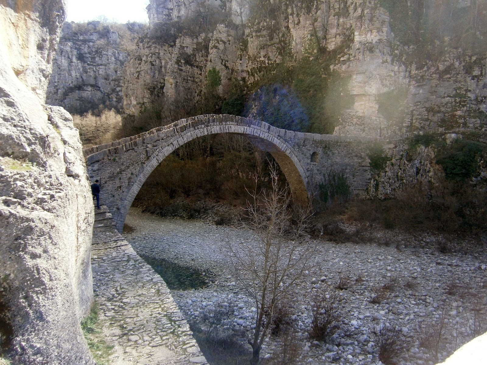 το πέτρινο γεφύρι του Κόκκορου στο Ζαγόρι