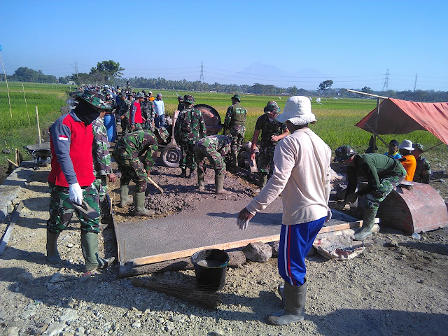 TNI bersama Warga Gugur Gunung kebut Betonisasi Jalan   