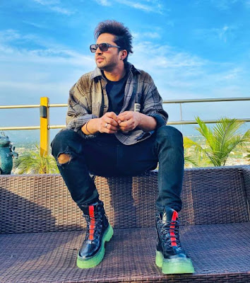 Jassi Gill whatsapp Number, Wiki, Girlfriend, Family, Height, Weight, Age, Biography & More