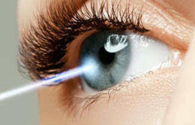 مخاطر عملية تغيير لون العين