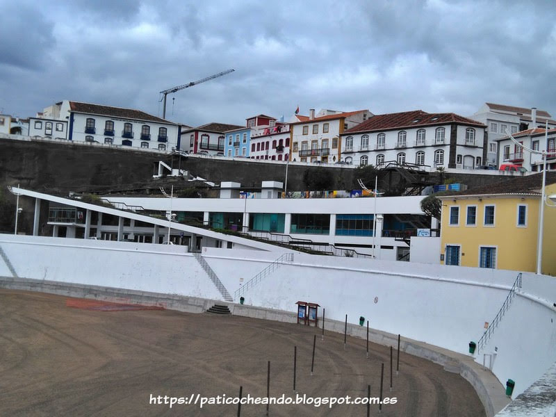 ANGRA do HEROÍSMO-Ilha Terceira (Açores): playa de arena de Angra donde se encuentra el emplazamiento del antiguo astillero
