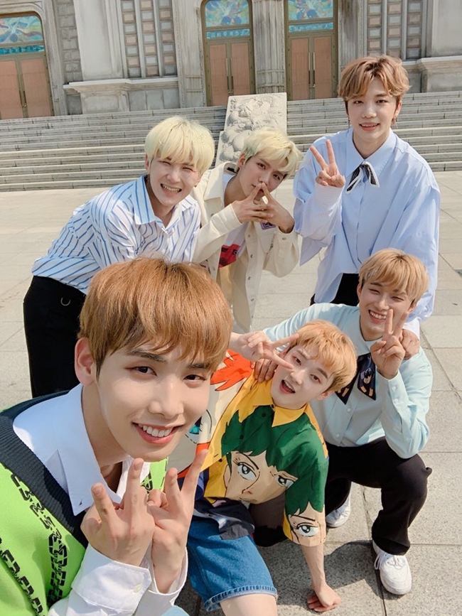 톤다운하니까 얼굴 훨 사는것 같은 아이돌 | 인스티즈