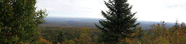 Vue panoramique au sommet de la Paroi de l'Aube Vue panoramique au sommet de la Paroi de l'Aube