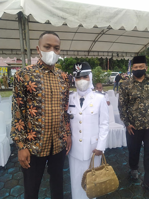 Dari 75 Kades Yang Dilantik, Satu Diantaranya Seorang Wanita Yakni Mariana Kades Penaah Dari 75 Kades Yang Dilantik, Satu Diantaranya Seorang Wanita Yakni Mariana Kades Penaah