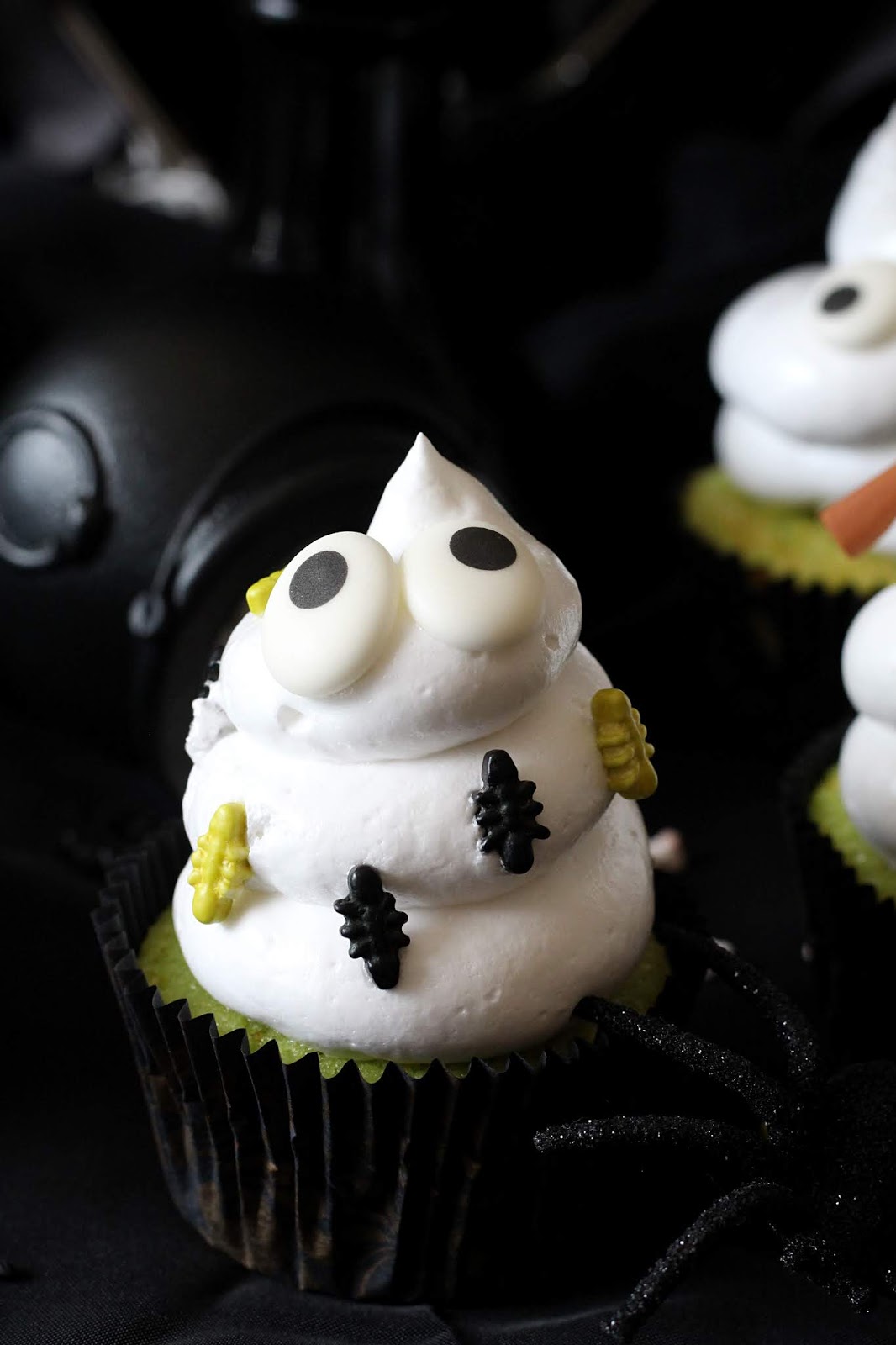 Brausepulver-Geister-Cupcakes mit Marshmallow-Frosting - Biskuitwerkstatt