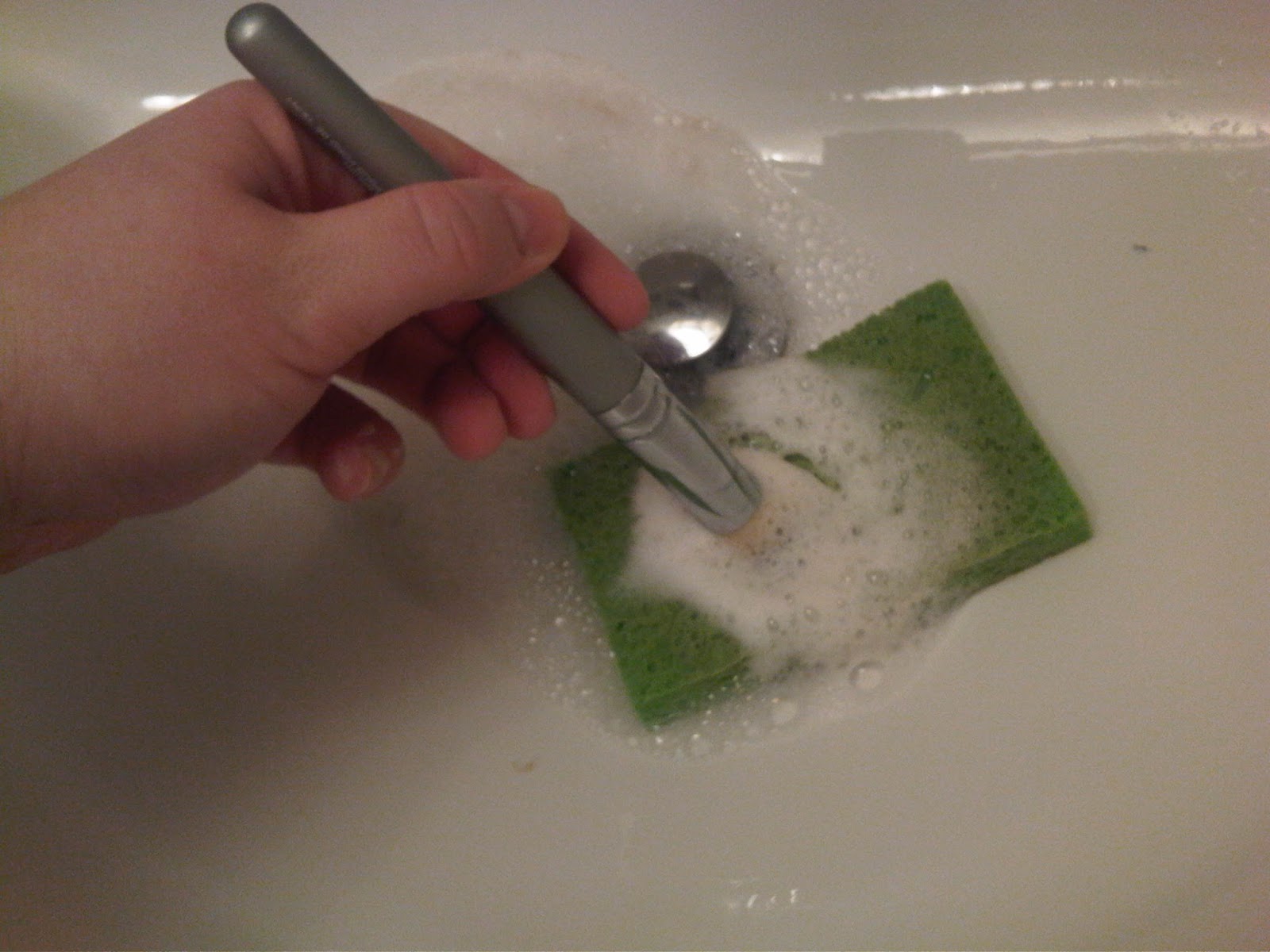 Bekk's Beauty Blurbs Brush Cleaning 101