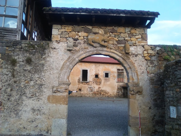 La medieval Puerta de la Osa en el Monasterio