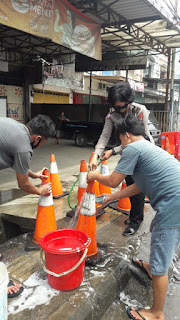 Guna Kenyamanan Berkendara,KBO Sat Lantas Polres Gowa Membersihkan Traffic Cone