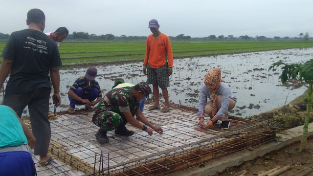 Babinsa Desa Bandung Bersama Apdes dan Warga Karya Bhakti Pembuatan Pos Kamling Babinsa Desa Bandung Bersama Apdes dan Warga Karya Bhakti Pembuatan Pos Kamling