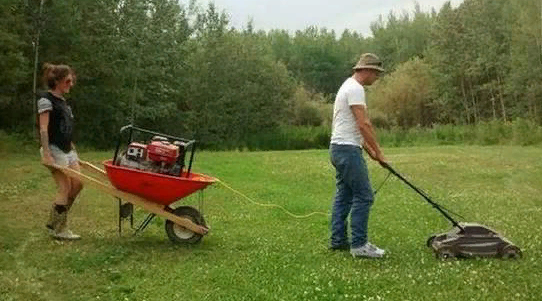 Rasenmähen im Garten lustige Bilder Geschichten