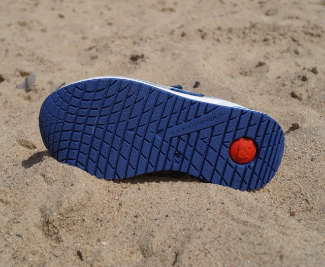 Mit tollen Kinderschuhen am Strand unterwegs (+ Verlosung)! Hier: Blau-graue Sneaker mit Klettverschlüssen für coole Jungs.