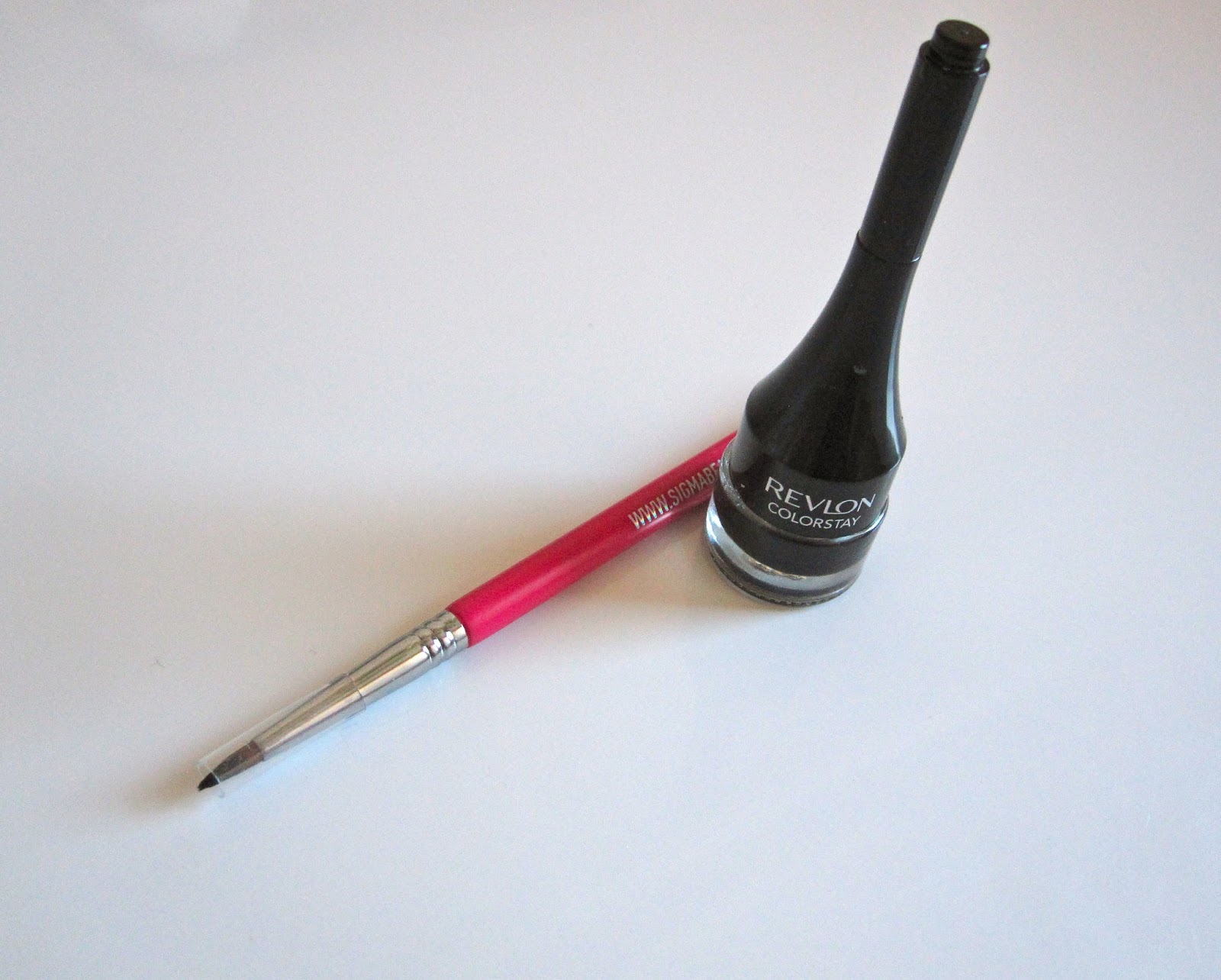 Makeup Hungry Sigma Eyeliner Brush Review & Revlon Colorstay Gel