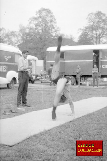 Artistes répétant des exercices acrobatiques