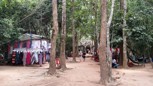 Tiendas de souvenirs y refrescos en Angkor