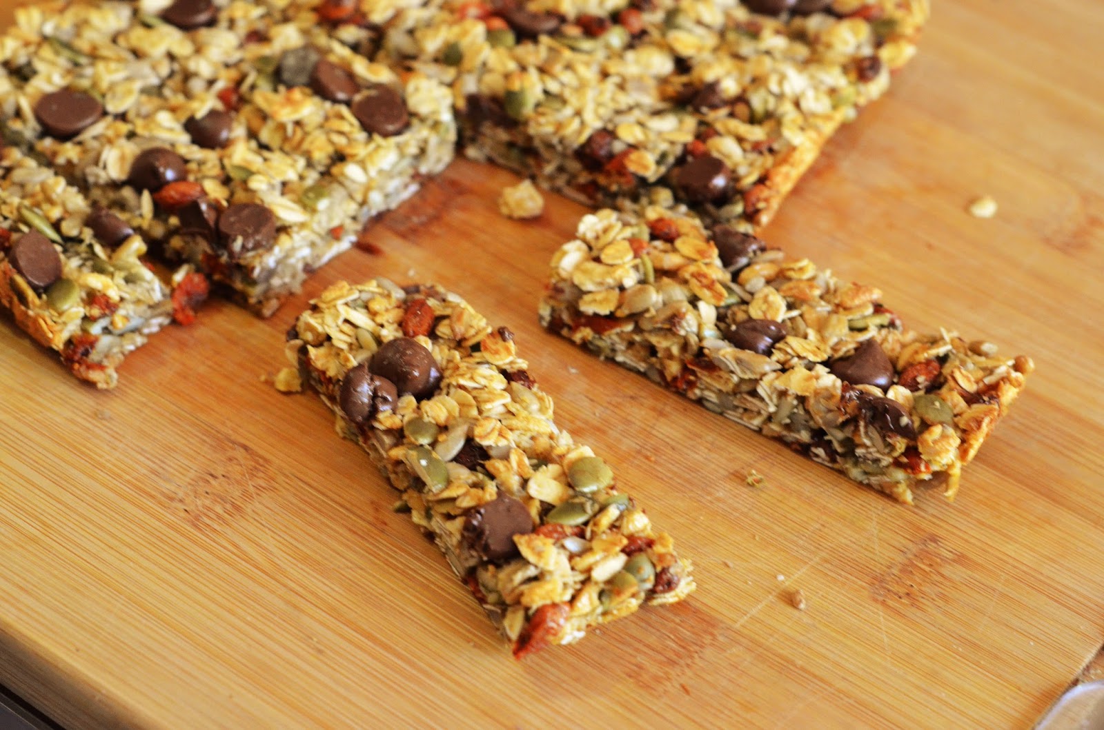 Forever Nutrition Chocolate chip muesli bars with seeds and goji berries