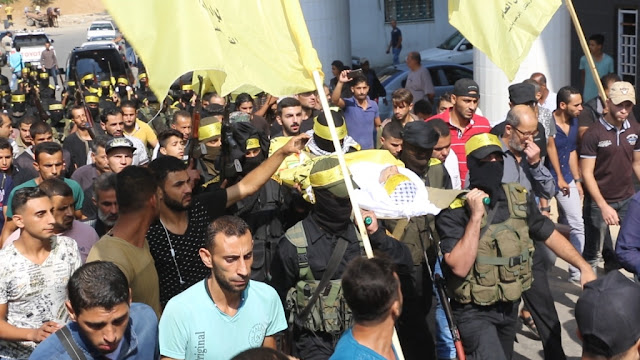 Joie au sein du Fatah : Enfin un « martyr » de leur parti dans les émeutes à Gaza, avec des funérailles médiatisées Joie au sein du Fatah : Enfin un « martyr » de leur parti dans les émeutes à Gaza, avec des funérailles médiatisées - Infos-Israel.News