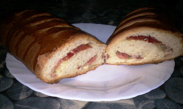  Pan de leche relleno de jamón ibérico y queso havarti 