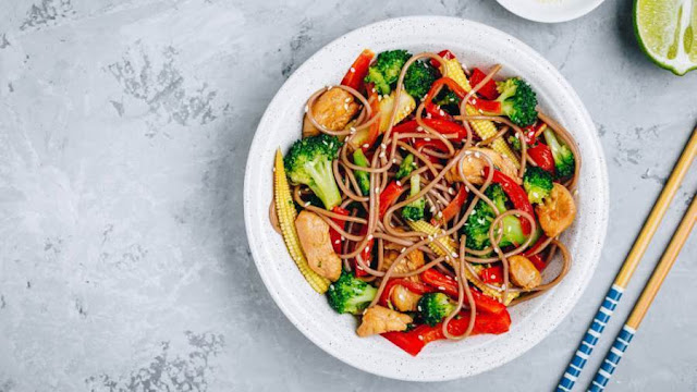 نودلز الدجاج مع صوص السويت تشيلي