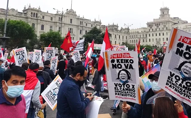 Miles de ciudadanos marcharon contra Keiko Fujimori