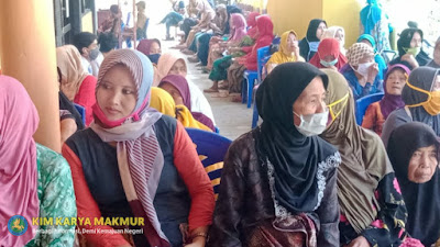 Penyerahan BLT-DD oleh Pemdes Aeng Panas (Dok.KIM-KMAP) Penyerahan BLT-DD oleh Pemdes Aeng Panas (Dok.KIM-KMAP)