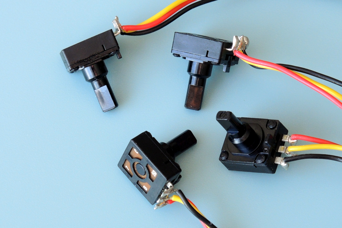 потенциометр для игрового руля 10кв-25. потенциометр на датчике холла. датчики холла в геймпадах. датчик холла ys-27. Joystick sensor 3d.