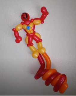 Die Fackel Comicheldfigur aus Luftballons geknotet.