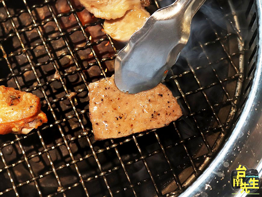 台南火烤兩吃吃到飽/帝王蟹+和牛吃飽吃滿/70多種海陸食材任你點/coldstone冰淇淋+鴨血豆腐+飲品無限享用/加價還有啤酒+調酒喝到飽/無煙炭烤不會全身油煙味