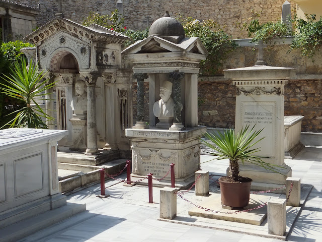 кладбище на территории православного монастыря в Стамбуле