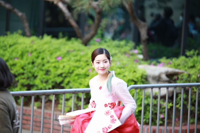 오늘 뮤비의상 입은 트와이스 출근길 | 인스티즈