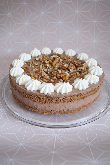 biscuit and buttercream: Schokomousse-Walnusstorte mit Aprikosen
