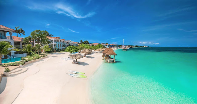 Couple sous un carbet à la plage à MOntego Bay en Jamaique : grandes Antilles.